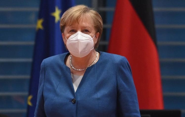 Germania, pronte nuove restrizioni per i non vaccinati contro il Covid. Merkel: "Magari avessimo i numeri dell'Italia"