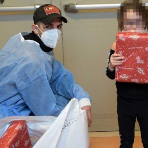 Il cantante Achille Lauro si traveste da Babbo Natale per portare doni