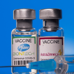 "Pfizer pagava gli esperti per screditare AstraZeneca": la dura accusa dei media Uk