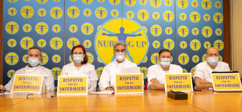 Rinnovo contratto: clamorosa protesta degli infermieri del Nursing Up durante la riunione