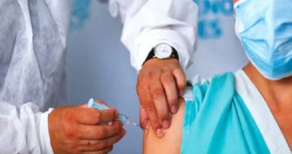 Sanitari e obbligo vaccinale: sostegno al Governo da Consulta e Consiglio di Stato