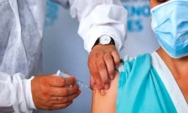 Sanitari e obbligo vaccinale: sostegno al Governo da Consulta e Consiglio di Stato