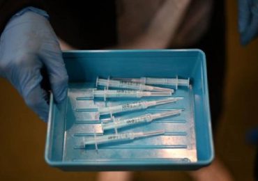 Ascoli, buttava dosi di vaccino anti-Covid per far ottenere falsi Green Pass: medico arrestato