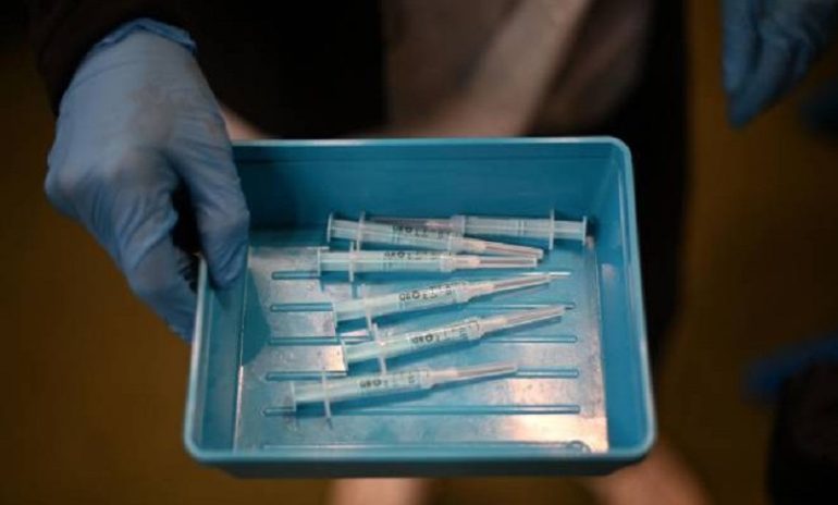 Ascoli, buttava dosi di vaccino anti-Covid per far ottenere falsi Green Pass: medico arrestato