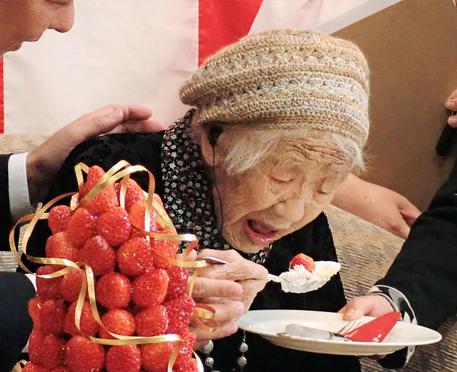 Compie 119 anni la donna più anziana del mondo, sopravvissuta a 3 pandemie