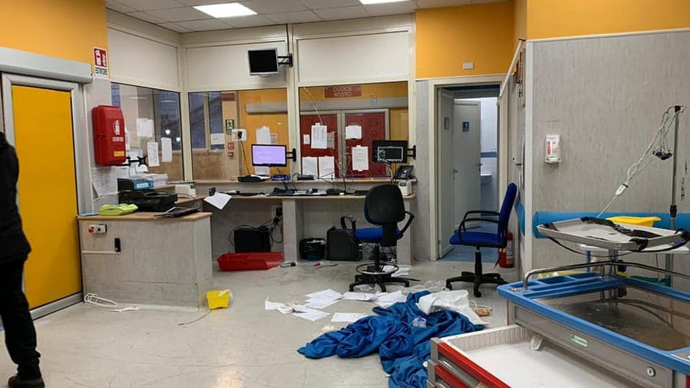 Infermiere in servizio in Pronto Soccorso picchiato a Napoli: 21 giorni di prognosi