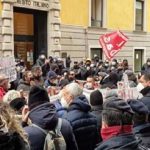Napoli, la protesta dei disoccupati: "Noi paghiamo i tamponi. Per i politici sono gratis"