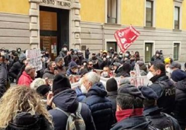 Napoli, la protesta dei disoccupati: "Noi paghiamo i tamponi. Per i politici sono gratis"