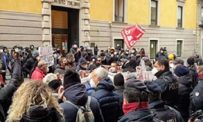 Napoli, la protesta dei disoccupati: "Noi paghiamo i tamponi. Per i politici sono gratis"