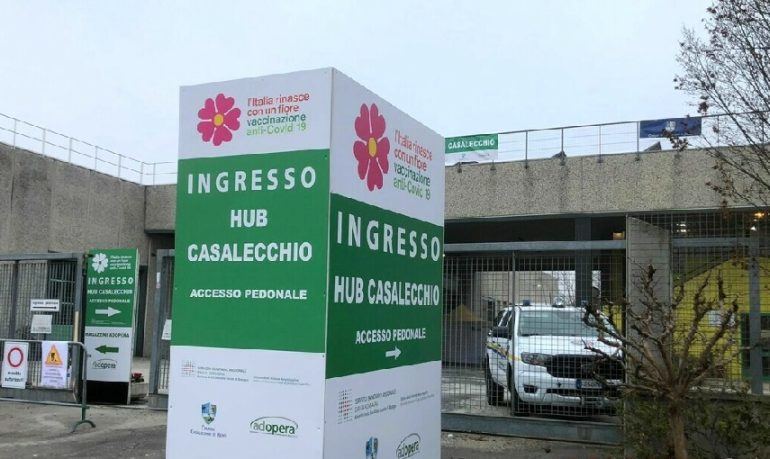 Rallentarono l'attività dell'hub vaccinale: poliziotto e finanziere indagati dalla Procura di Bologna