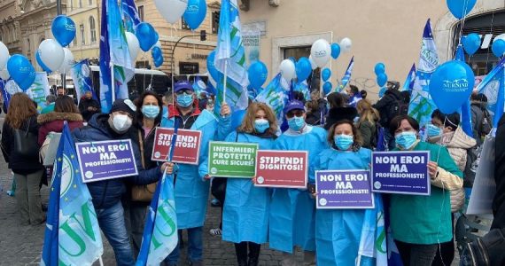 Sciopero infermieri, a Roma un simbolico prelievo di sangue. Bottega (Nursind): "Siamo stanchi e arrabbiati. Questo è solo l'inizio"