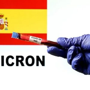 Spagna, cambia la gestione della pandemia: Omicron trattata come una comune influenza (per i vaccinati)