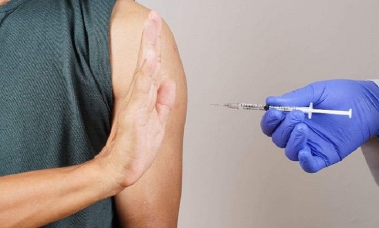 Trieste, medici di famiglia offrono cure alternative a domicilio per no vax: l'elenco sui social