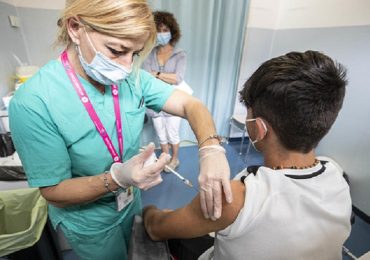 Vaccino anti-Covid: parere positivo dell'Aifa su booster per fascia d'età 12-15 anni