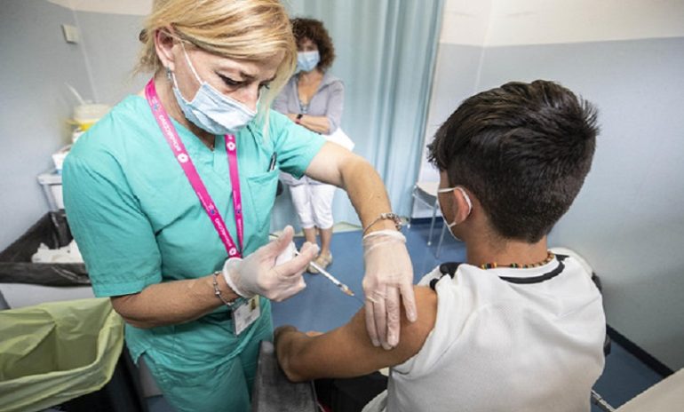 Vaccino anti-Covid: parere positivo dell'Aifa su booster per fascia d'età 12-15 anni