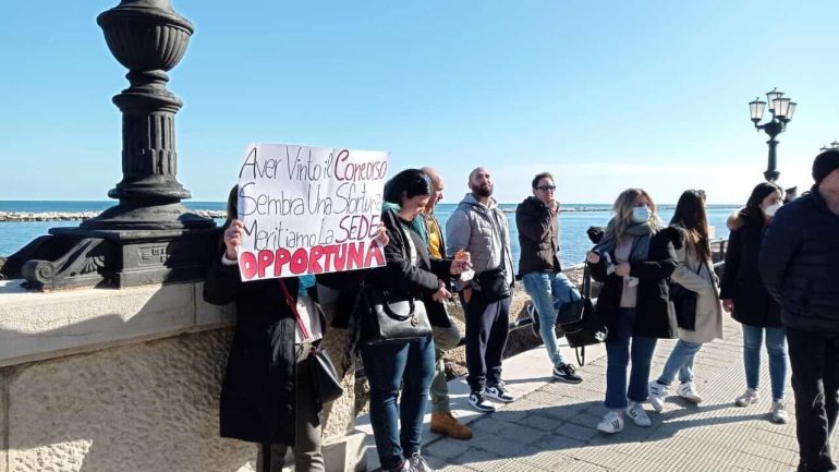 Infermieri vincitori di concorso protestano a Bari: "Assegnati ad una Asl diversa dalla provincia di appartenenza"