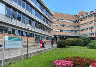 Bimbo da operare urgentemente al cuore, i genitori impediscono l’intervento: «Dategli solo sangue no vax»