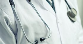 Coronavirus, no del Senato ai ristori per le famiglie dei medici morti: sconforto tra i camici bianchi