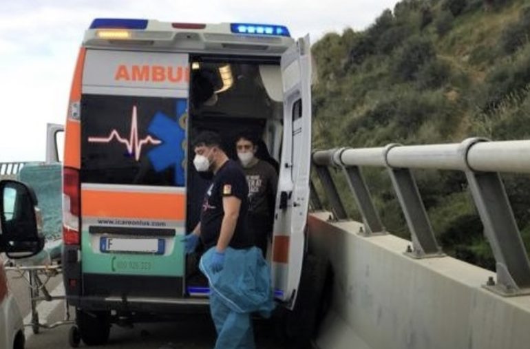 Grave incidente sulla A20, infermiere 62enne a bordo dell’ambukan