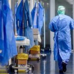Niente ristori per le famiglie dei camici bianchi morti di Covid: le reazioni di Fp Cgil Medici e M5S