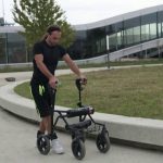 Tornare a camminare dopo una paralisi si può: in tre ci riescono grazie a una nuova tecnologia svizzera