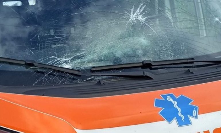Trapani, uomo muore durante i soccorsi: parenti danneggiano ambulanza a colpi di mazza