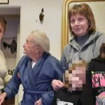 Emilia, 101 anni ed infermiera in pensione, ospita a casa due bimbe e una nonna ucraine
