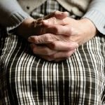 Verona, anziana morta per una ferita infetta non medicata: due infermiere a processo