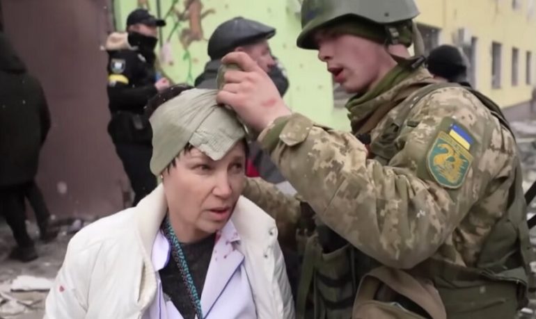 Crisi Ucraina, l'infermiera simbolo di Mariupol è in Italia: "Non potevo lasciare i bambini in ospedale dopo il bombardamento" 1