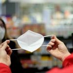 Mascherina al chiuso, arriva la proroga parziale fino al 15 giugno: ecco dove resta l'obbligo