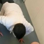 Salerno, costretti a fare flessioni e a pagare colazione: la punizione per i medici specializzandi in ritardo alla Scuola di Ortopedia