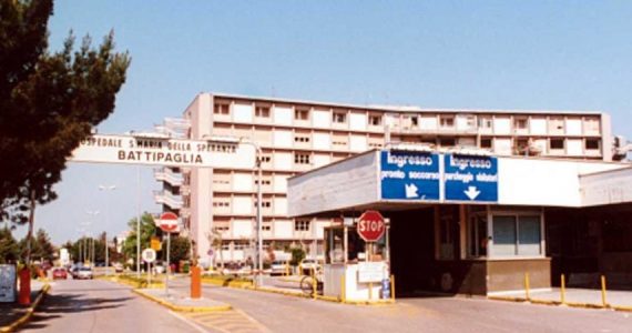 Battipaglia, donna muore dopo lunga attesa in ambulanza: indagati tre medici