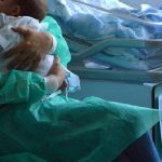 Kangaroo Care: i benefici del contatto pelle a pelle tra neonato e genitori