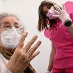 Quarta dose di vaccino anti-Covid a fragili e over 80, Speranza: "Dobbiamo accelerare"