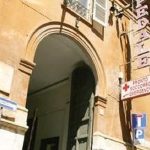 Roma, finto medico a capo dell'equipe di Ortopedia: paziente ci ha rimesso una mano