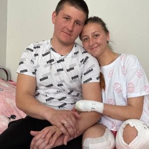 Ucraina, giovane infermiera perde le gambe su una mina russa. Poi si sposa in ospedale