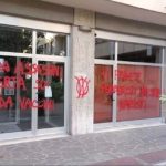 Bologna, no vax imbrattano con parole ingiuriose la sede Omceo