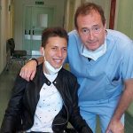 La bella storia di Emina: torna a "camminare" e ringrazia il medico che l'ha aiutata