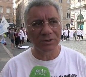 Roma, gli oss manifestano in piazza: "1.500 assunti durante la pandemia e ora lasciati a casa" 1