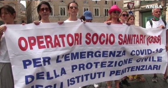 Roma, gli oss manifestano in piazza: "1.500 assunti durante la pandemia e ora lasciati a casa"