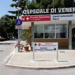 Bari, infermiere chiede a un paziente di indossare la mascherina: la risposta è un pugno in faccia