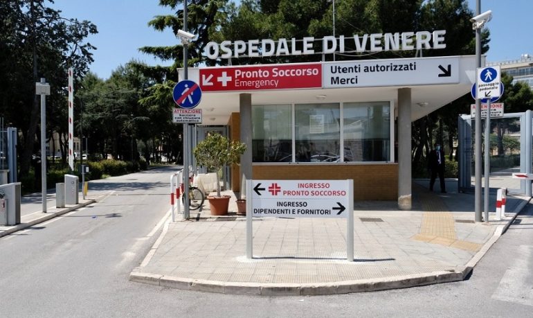 Bari, infermiere chiede a un paziente di indossare la mascherina: la risposta è un pugno in faccia