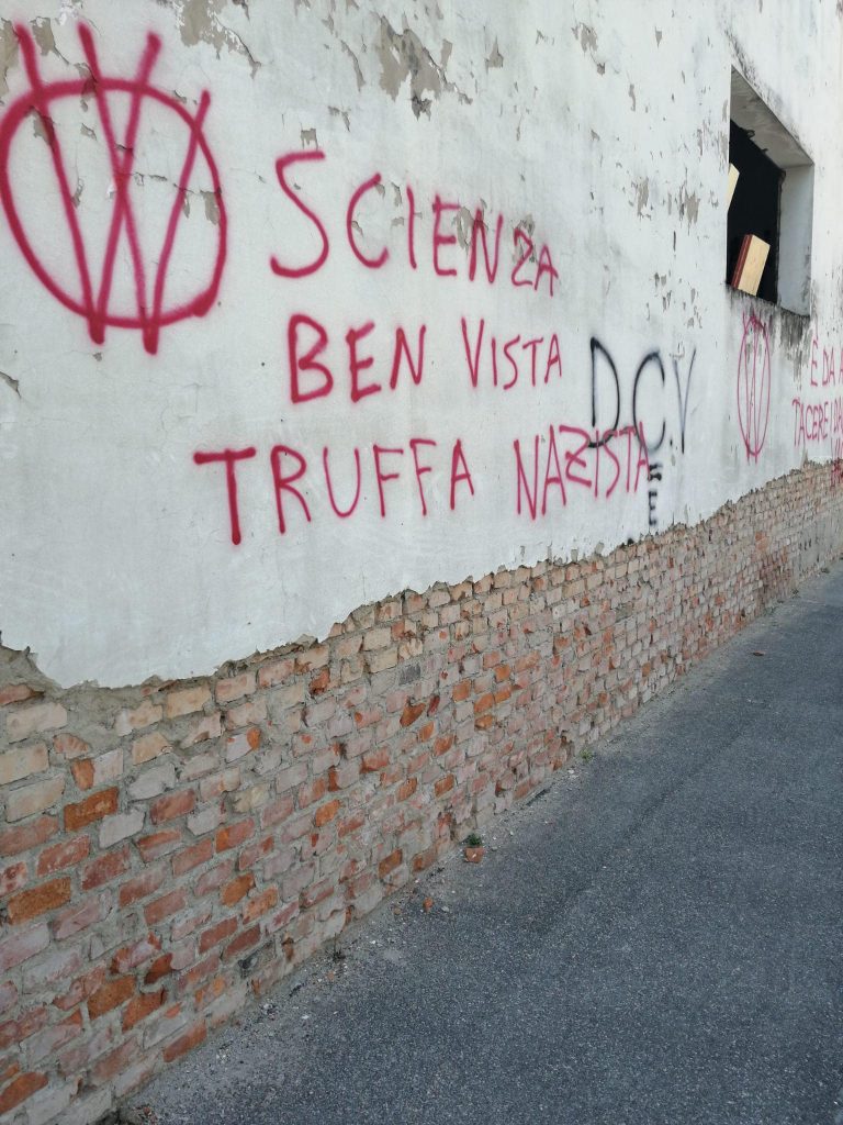 Delirio no vax a Prato: atti vandalici ai danni della sede dell'ordine degli infermieri