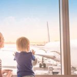 In aereo con i bambini: i consigli dei pediatri per un viaggio in sicurezza