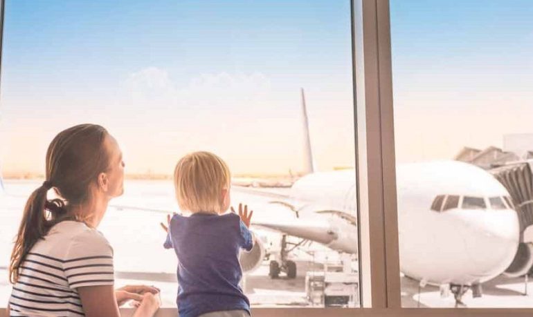 In aereo con i bambini: i consigli dei pediatri per un viaggio in sicurezza