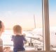 In aereo con i bambini: i consigli dei pediatri per un viaggio in sicurezza