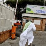 Napoli, marito di una paziente aggredisce infermiere dell'ospedale Cotugno