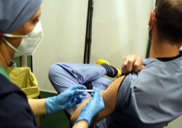 Obbligo di vaccino anti-Covid per i sanitari: doppia questione di costituzionalità sollevata dal Tar Lombardia
