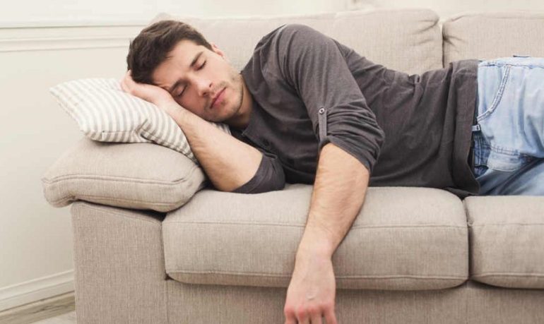 Rischio ipertensione e ictus per chi ama i sonnellini: lo studio