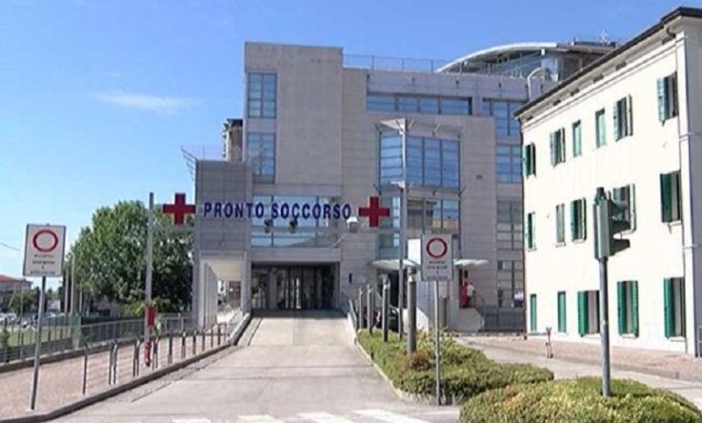 Camposampiero (Padova), salta nel vuoto dall'ottavo piano dell'ospedale: morto operatore sanitario